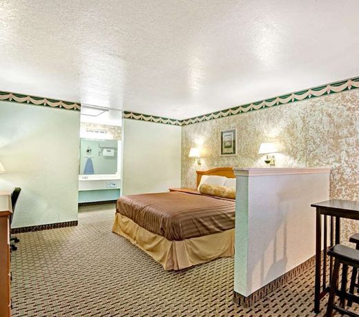 Travelodge by Wyndham San Antonio Lackland A F B