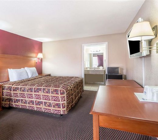 Days Inn by Wyndham San Antonio Splashtown/ATT Center