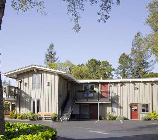 Red Cottage Inn & Suites
