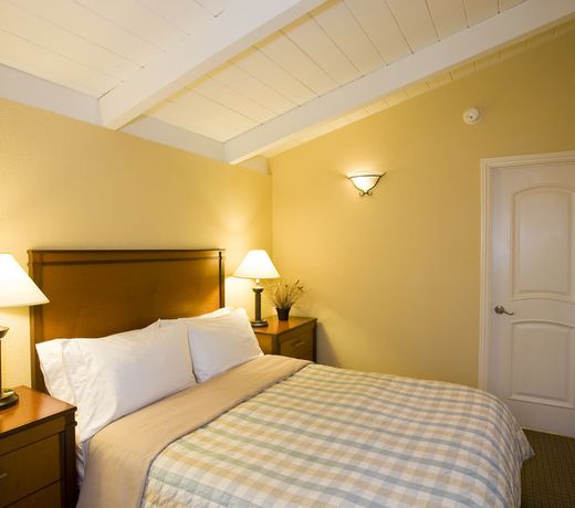Red Cottage Inn & Suites