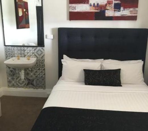 Caledonian Hotel Motel