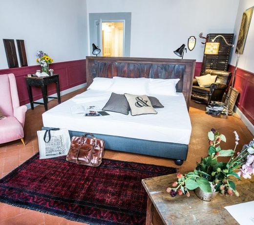 Soprarno Suites