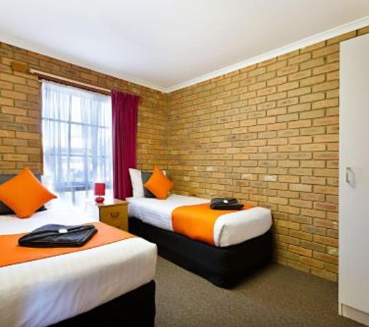 Statesman Motor Inn