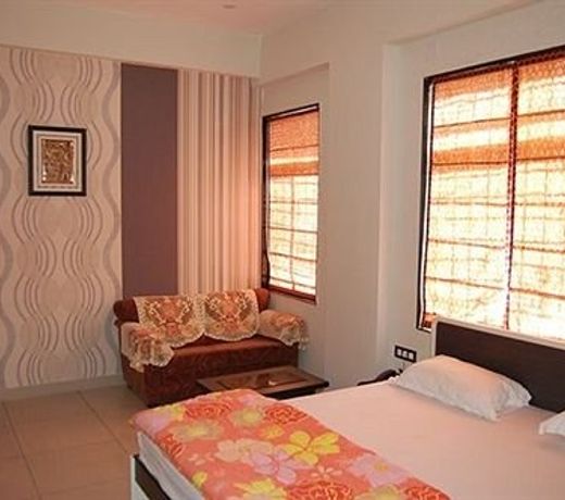 Capital O 11716 Hotel Everest