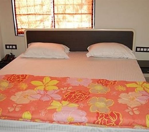 Capital O 11716 Hotel Everest