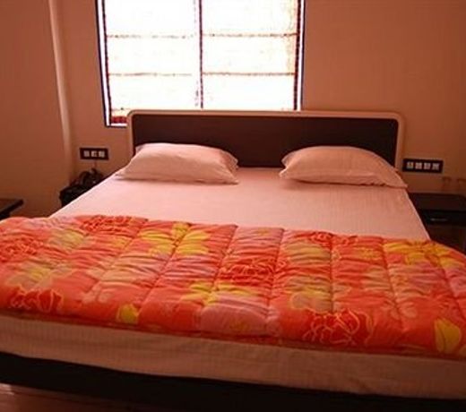Capital O 11716 Hotel Everest