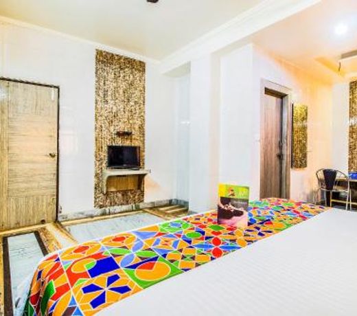 FabHotel Alpine Tajganj