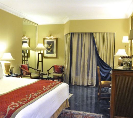 NearBy Hotel