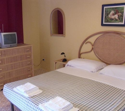 Cirucco Bay Hotel & Camping