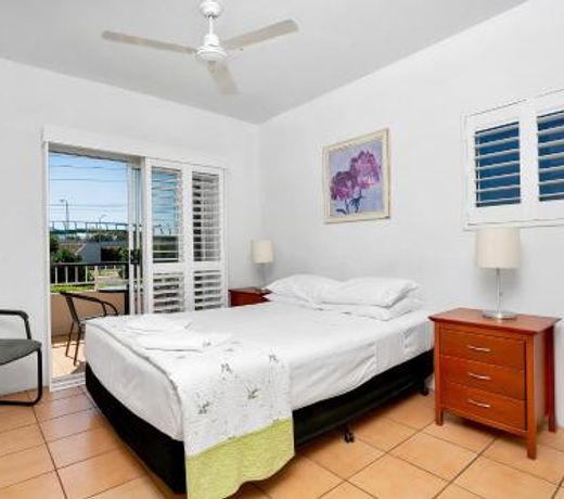 Cairns Reef Apartments & Motel