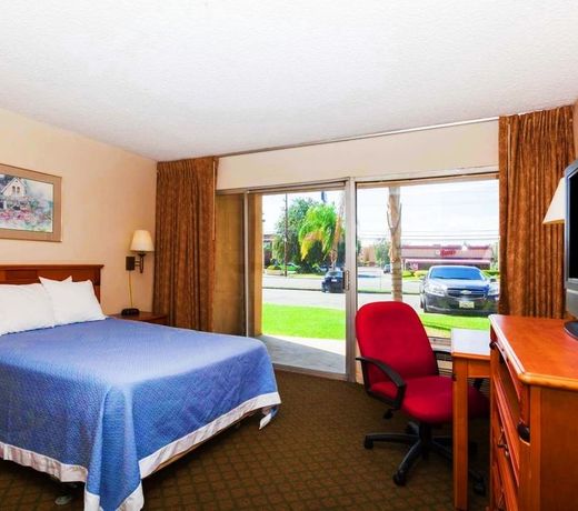 Days Inn by Wyndham Bakersfield