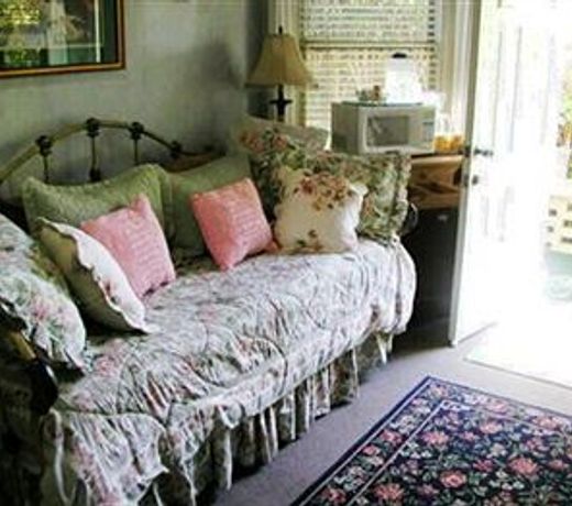 A White Jasmine Inn