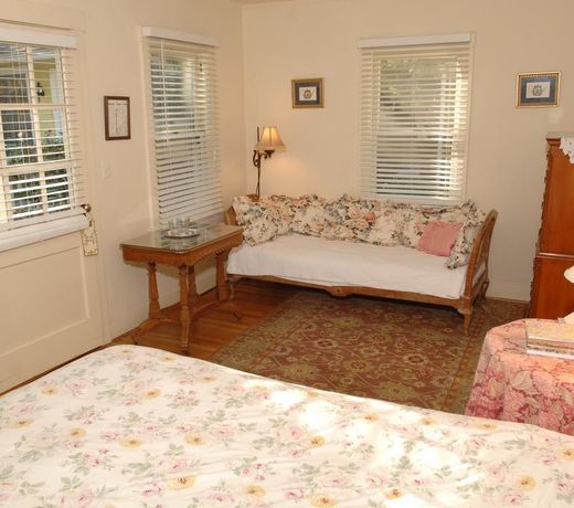 Secret Garden Inn & Cottages