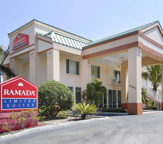 Econo Lodge Inn & Suites