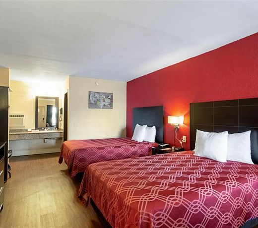 Econo Lodge Inn & Suites