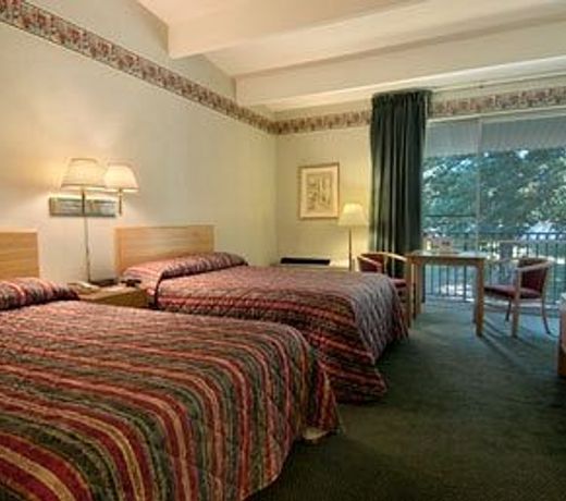Howard Johnson by Wyndham Newburgh