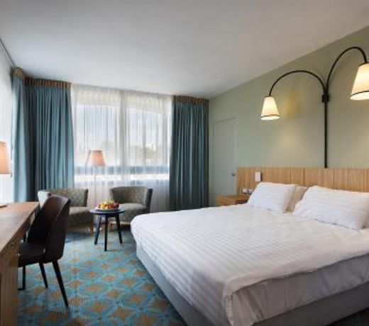 Seven Arches Hotel
