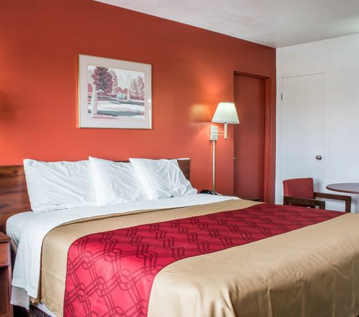 Econo Lodge University