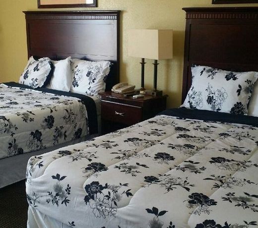 R Nite Star Inn and Suite -Home of the Cowboys & Rangers