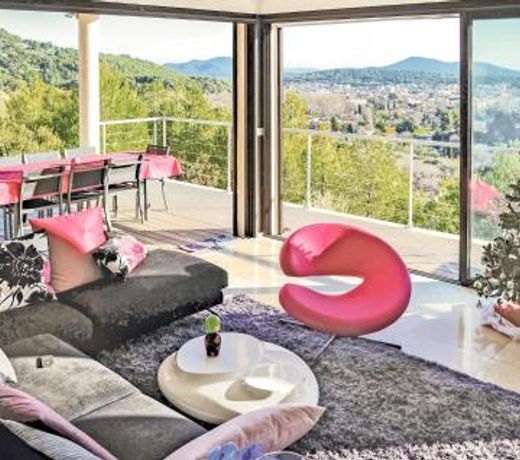 Beautiful home in La Valette du Var with 3 Bedrooms, WiFi and Private swimming pool