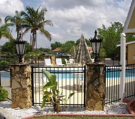 Spinnaker Inn of Naples