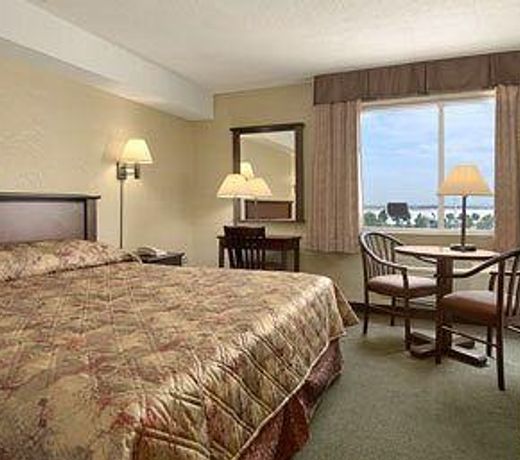 Super 8 by Wyndham Mississauga