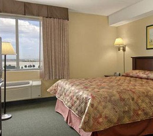 Super 8 by Wyndham Mississauga