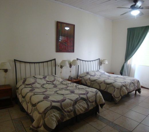 Hotel La Guaria Inn & Suites