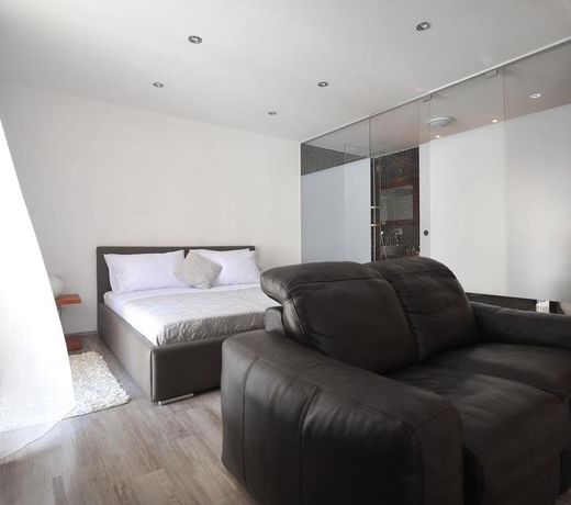 PEOPLE??S SQUARE ROOM