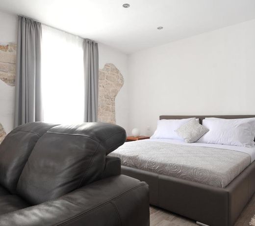 PEOPLE??S SQUARE ROOM