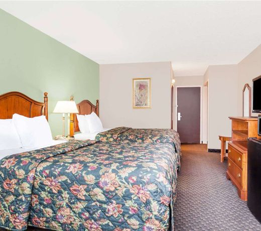 Days Inn & Suites by Wyndham SE Columbia Ft Jackson