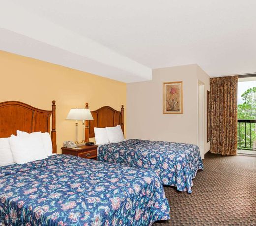Days Inn & Suites by Wyndham SE Columbia Ft Jackson