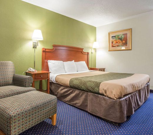 Rodeway Inn & Suites Fort Jackson