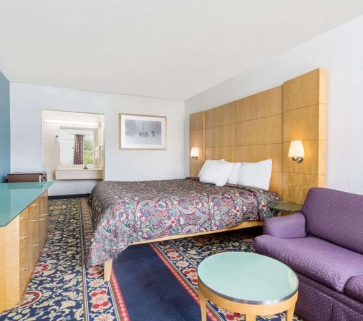 Days Inn by Wyndham Greensboro Airport