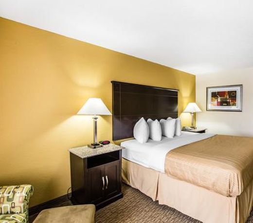 Quality Inn & Suites Airpark East
