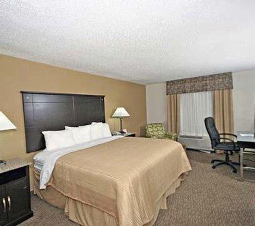 Quality Inn & Suites Airpark East