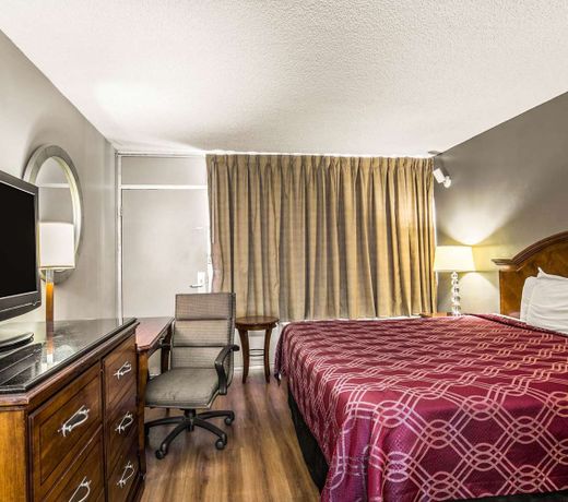 Econo Lodge North