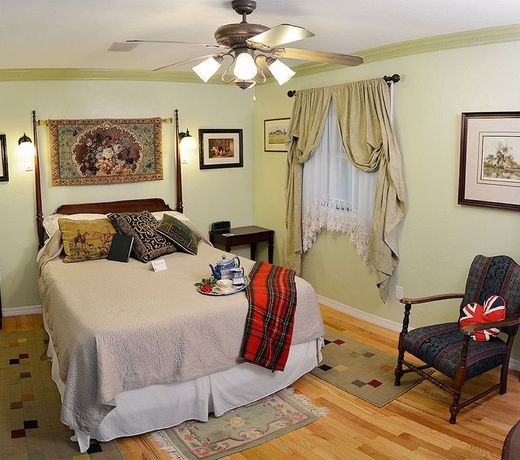 Little English Guesthouse Bed And Breakfast