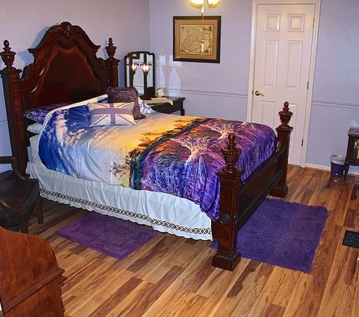 Little English Guesthouse Bed And Breakfast
