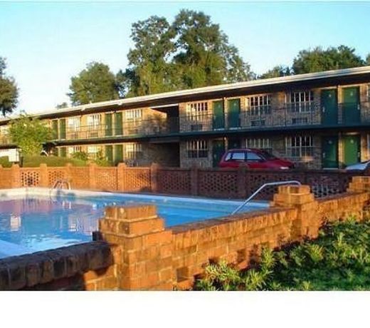 Collegiate Village Inn