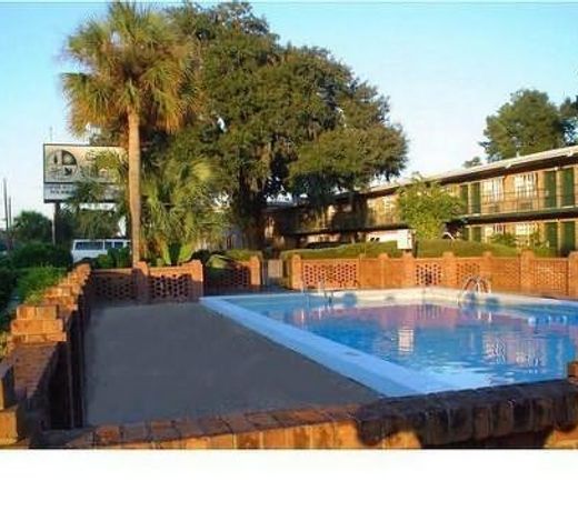 Collegiate Village Inn