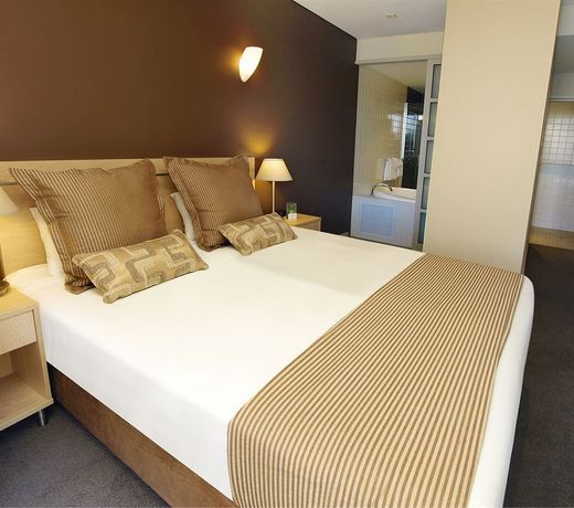 Oaks Adelaide Embassy Suites