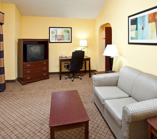 Holiday Inn Express & Suites Milton East I-10, an IHG Hotel