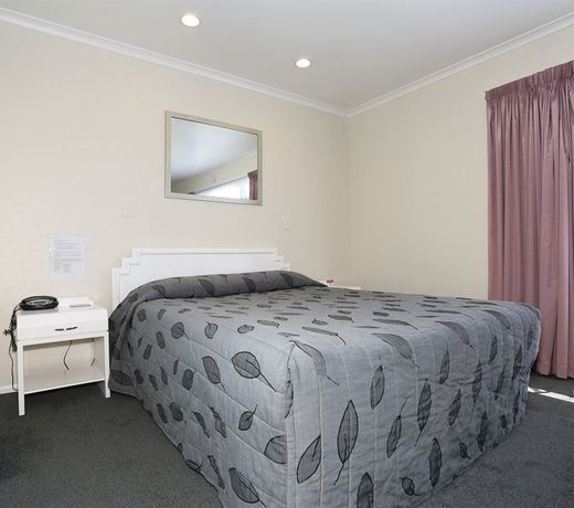 Shadzz Motel