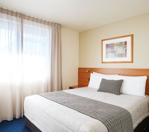 Ventura Inn & Suites Hamilton