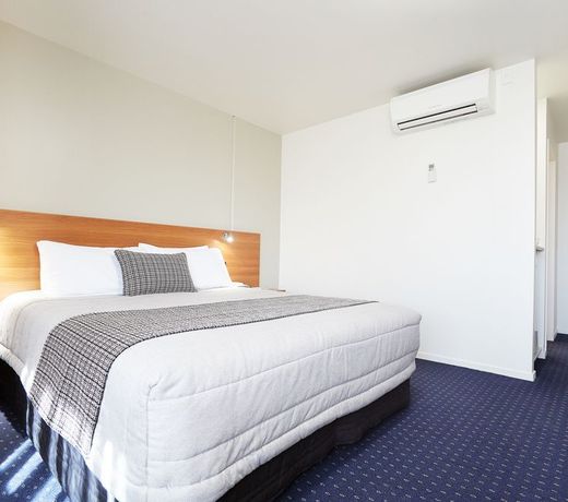 Ventura Inn & Suites Hamilton