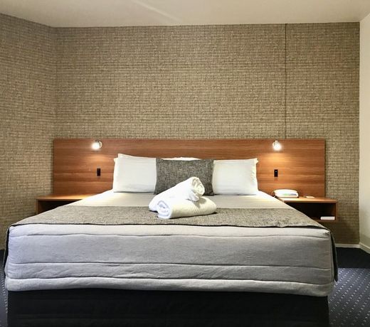 Ventura Inn & Suites Hamilton