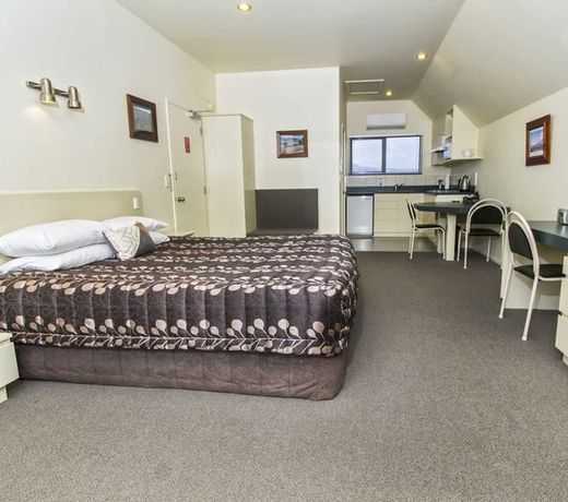 Colonial Manor Motel