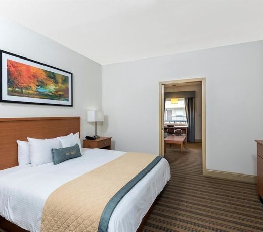 Quality Suites Bluebonnet Centre