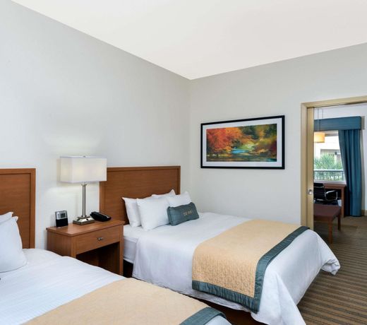 Quality Suites Bluebonnet Centre